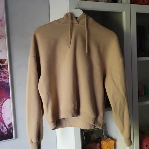 Hoodie från lager 157 - Beige hoodie från lager 157 som jag säljer då den är lite för liten. Bra skick, enda är att plasten runt snören är lite sönder på ena delen!