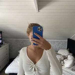 Söta toppar - Säljer 3 likadana toppar i svart, vit samt vinröd. 30kr styck eller alla för 70kr