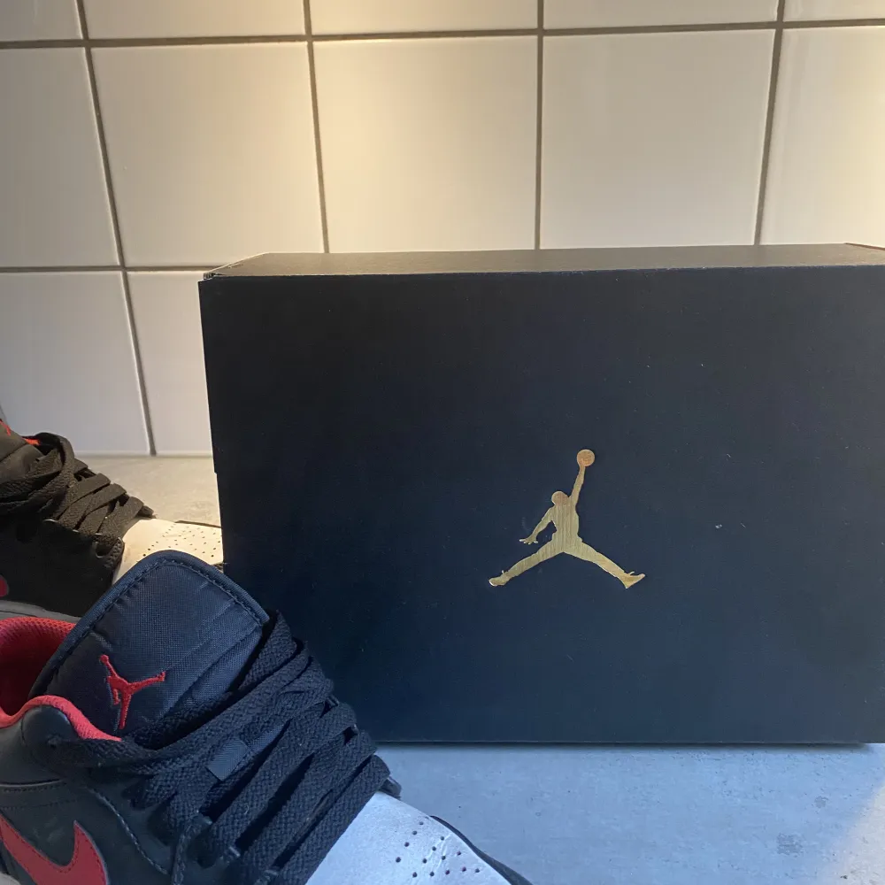 Säljer mina använda Jordan 1 lows. Nypris cirka 1200/1300kr. Låda och kvitto från footlocker finns kvar! Om du har frågor, kan mig på Plick dm så svarar jag 👍tvättas även innan vi fraktar ut😀. Skor.