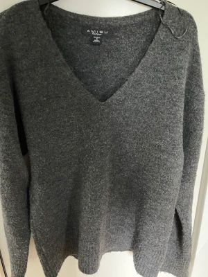 Stickad tröja - Nästan aldrig använd jätte fint skick.