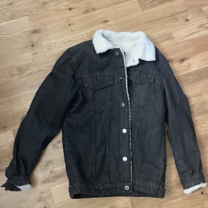 Fodrad jeansjacka - Fodrad jeansjacka Oanvänd stl L Svart