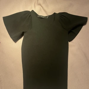 vera moda - så fin tröja jätte fin till alla årstider jag har aldrig använt den därför jag säljer 🥰🥰