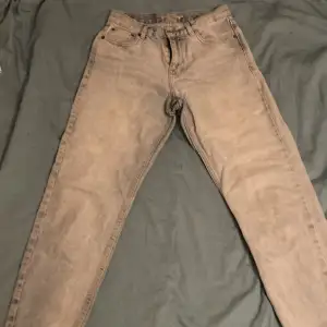 Ett par snygga jeans från junkyard, inte använda så mycket men är jättefina! Inga märken eller något sånt, ☀️köparen står för frakten.