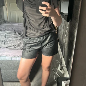 Svarta skinn shorts - Supersnygga men är tyvärr en aningen för små för min smak. Prislapp kvar och därav oanvända. Priset kan diskuteras vid snabb affär! Skulle säga att det passar en xs-s beroende på hur löst man vill att dem ska sitta💗pris kan diskuteras något 
