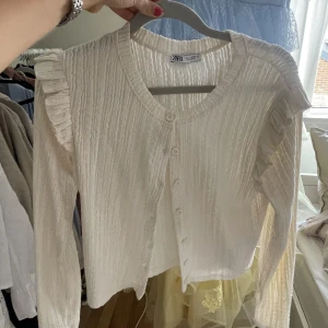 Finaste koftan - En jättefin kofta från zara som är så gullig. Den är verkligen perfekt som en vanlig topp men också kofta över nån thirt eller linne. Nypris 399kr och använd två gånger👍🏼kontakta via intresse eller frågor, pris kan diskuteras 