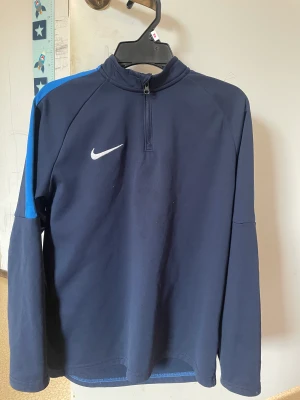 Nike tränings tröja  - Tja säljer denna Nike tröjan då jag har tröttnat på den väldigt bra skick 10/10 Betalas innan frakt  