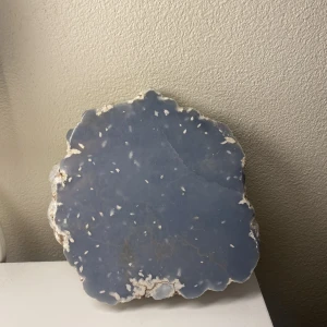 Angelit halva  - Säljer en angelithalva för 350. Säljer eftersom jag inte har passion för kristaller längre. 🩵