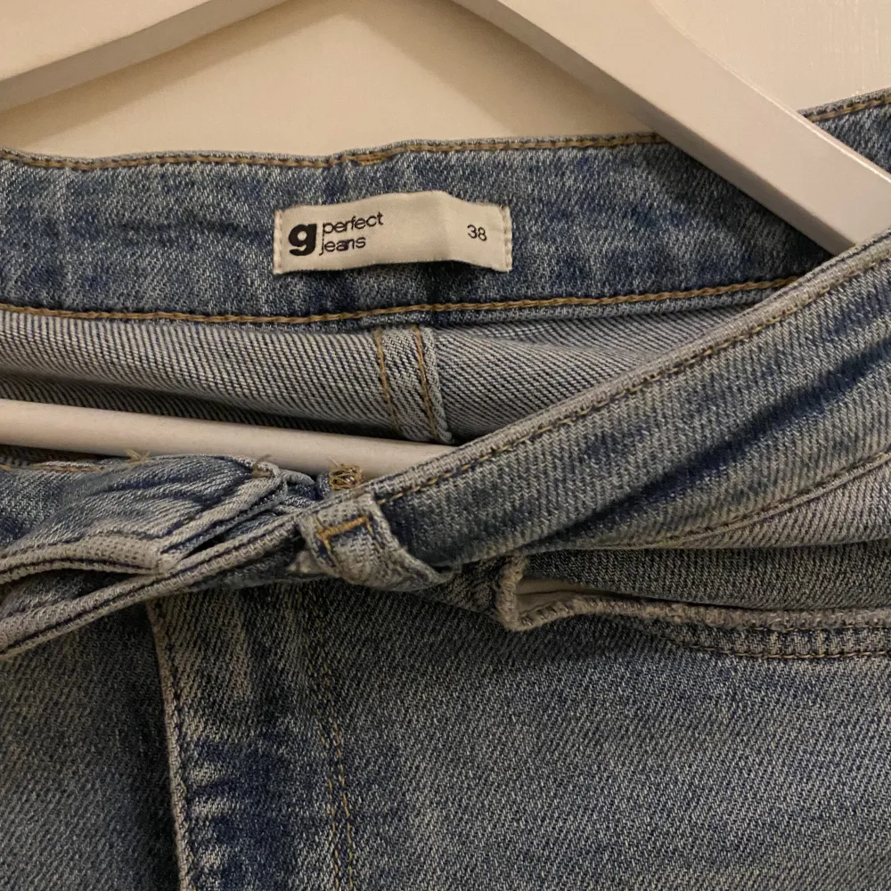 Bootcut modell från ginas ”Perfect jeans” serie. Storlek 38, bra stretch. Något slitna i ändarna på benen. . Jeans & Byxor.