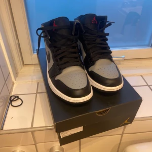 Nike Jordan 1 shadow red - Snygga jordans som knappt är andvänd köpta på sneakerhyllan i Gbg förra sommarn  kan bytas mot något