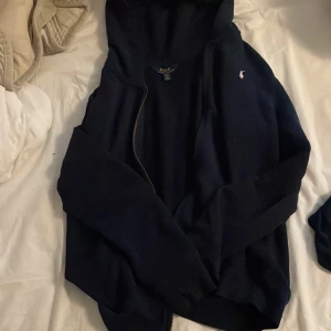 Zip up hoodie polo Ralph lauren - Jätte fin zip up hoodie från polo Ralph lauren, har endast använt ett fåtal gånger. Den är i storlek xl (16) år barn men den passar xs. 