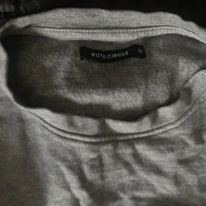 Sweatshirt - Tröja från Rut &circle men inköpt från Nakd som aldrig använts! En grå sweatshirt med detalj på armbågarna