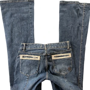 Coola jeans - Jeans i y2k-stil. Långa på mig som är 170 cm. Midja: 72 cm, innerbenslängd: 85 cm 🫶🏼
