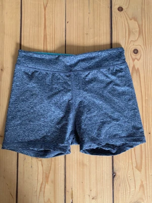 Träningsshorts - Säljer dessa träningsshorts i storlek 146/152 (barnstorlek) men skulle säga att de passar en xs då de är stretchiga. Fint skick.