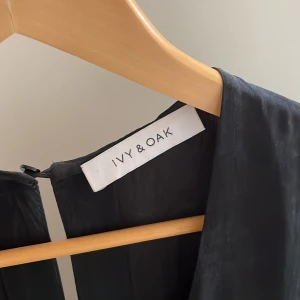 Byxdress Ivy and Oak - Svart byxdress stl 40. Använd en gång. 