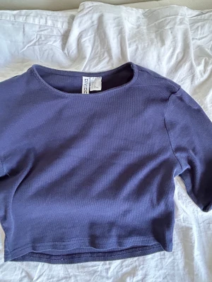 Tröja - Sååå fin tröja köpt i fel stolek. Andvänd endast enstaka tillfällen. Hör av dig för mer info 💋💋💋