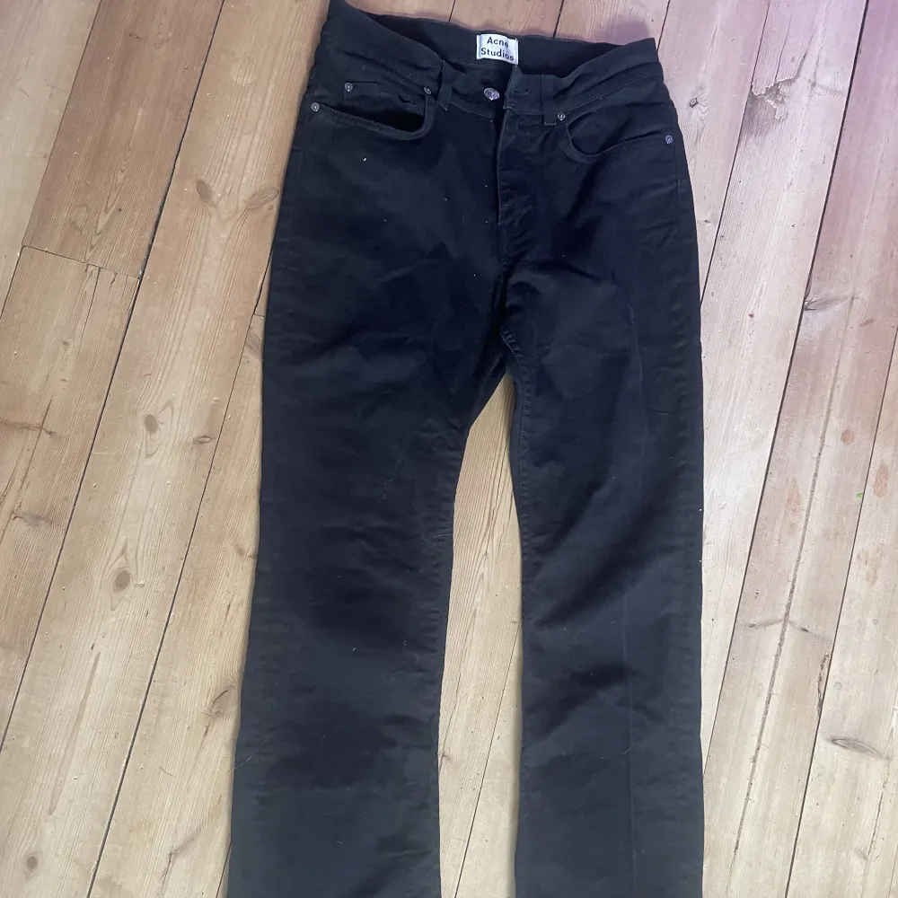 Svarta low rise flared jeans från Acne Studios. Strl 28/32 = ca strl S. Fint skick, använda ca 3 gånger. Jag skickar gärna fler bilder på hur de ser ut. Kan tänka mig gå ner i pris vid snabb affär✨. Jeans & Byxor.