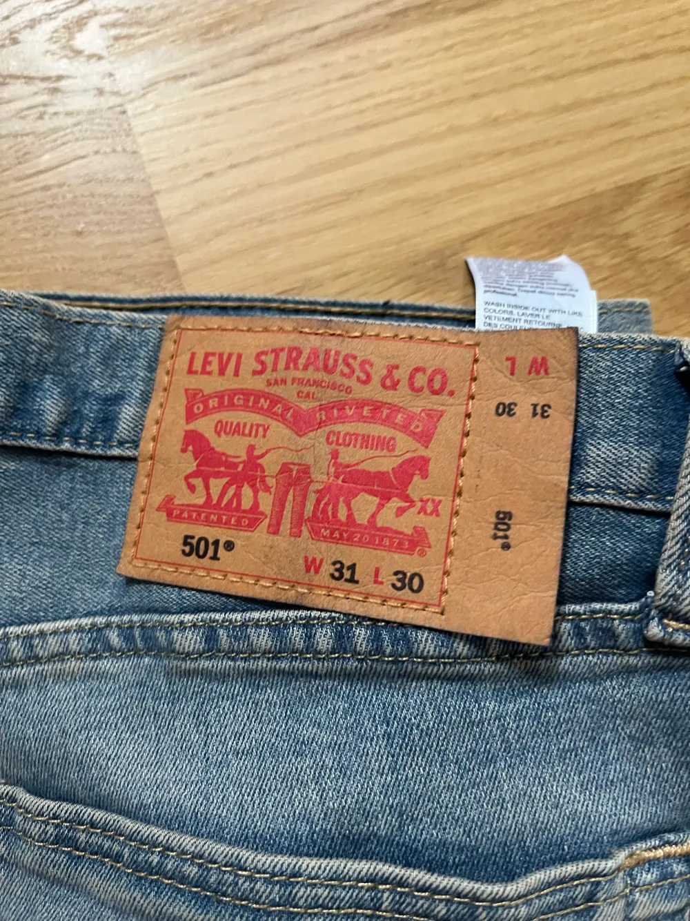 Säljer oanvända byxor från Levis passar mig inte för små vid röven ahha, har legat i garderoben för länge nu! Nypris: 1200 kr. Jeans & Byxor.