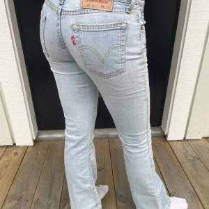 säljer nu dessa ljusblå lowwaist jeans från levis som tyvärr e för små för mig😢 kom privat för fler bilder och frågor! min syster på bilden är runt 166cm midjemåttet är: 37 cm rakt över och innerbenslängden är 76!