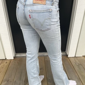 Levis jeans - säljer nu dessa ljusblå lowwaist jeans från levis som tyvärr e för små för mig😢 kom privat för fler bilder och frågor! min syster på bilden är runt 166cm midjemåttet är: 37 cm rakt över och innerbenslängden är 76!