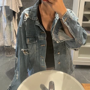 Jeansjacka - Superfin jeansjacka från hm med slitningar, knappt använd💗