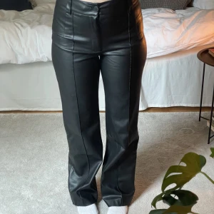 Skinnbyxor - Supersnygga skinnbyxor som sitter så så snyggt på! I storlek M från Zara och är i väldigt bra skick🥰