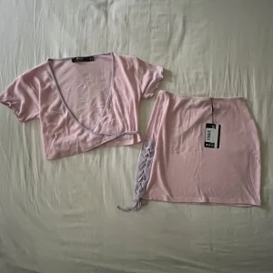 Jaded London Rosa hjärt-set - Supersött rosa-lila set från Jaded London med knytdetaljer på kjolen och lila detaljer på båda delarna. Toppen är en knyt-topp. Aldrig använd, nyskick med lappen kvar på kjolen. Både kjolen och toppen är storlek 36🫶💕