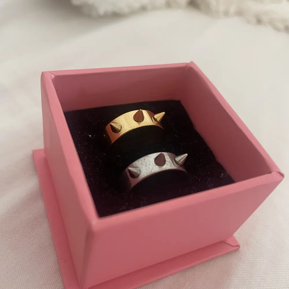 Hemmagjorda ringar som är rostfria och liknar edblads ringar. Bra kvalle och finns både i färgen guld, silver och regnbåge. Köparen står för frakten 30-45 kr. . Accessoarer.