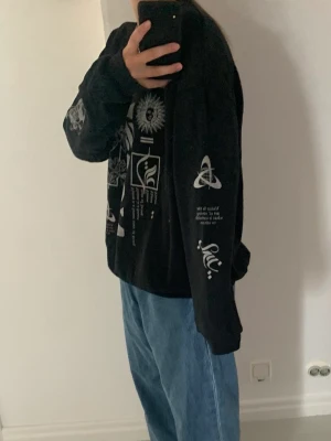 Svart sweatshirt med tryck  - Mycket bekväm sweatshirt, tycker jag inte få den använd längre och därför vill sälja. Finns inga fel men den förutom att trycket är inte lika vit som när jag köpte den, men synd inte mycket 