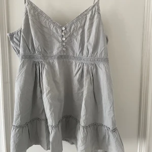 Gulligt linne - Säljer detta gulliga linnet som jag själv aldrig använt. Köpte på Sellpy men säljer eftersom den är för stor för mig❤️