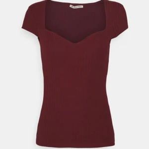 Anna field t-Shirt - Säljer nu min Anna field t-Shirt i färgen vinröd storlek xs nypris ca 169 inga defekter 