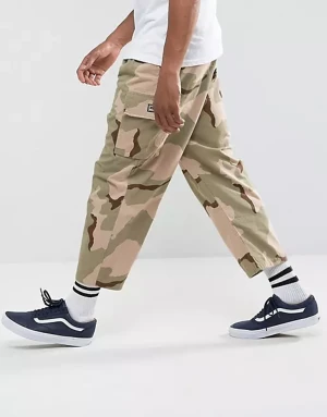 OBEY FUBAR BIG FITS CARGO - Cargobyxor - Ett par kamouflagecargos från OBEY i storlek 33. Förmodar att det är något slags ökenkamoflage. Relaxed tapered fit, något kortare modell. Använda ett par gånger, Kanonskick! Nypris 899kr