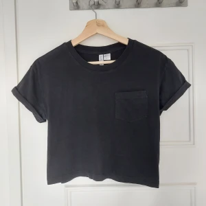 Cropped t-shirt - Croppad t-shirt från hm. Ser lite grå ut på bilden men den är helt svart.