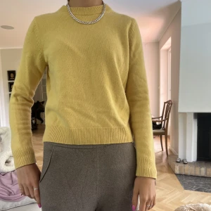 Chasmere tröja  - En söt cashmere tröja som jag verkligen gillar men färgen passar inte mig tyvärr! Den är i ett perfekt skick och köptes för 1000kr❤️‍🔥
