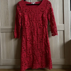 Röd spetsklänning - Endast använd på en julafton, som ny. Köpt från Bubbleroom. i storlek 34 men passar mig som har 36-38. Inte jättestretchigt material. 