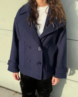 Kappa - Säljer min kappa från designbysi då den inte kommer till användning. Har använt den några gånger, inga defekter. Skriv vid frågor :)