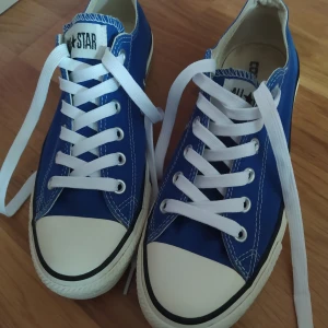 Blå converse - Hej! Säljer mina superfina converse, tyvärr är för stora för mig. Förutom att de är testade fåtal gåner är de i nyskick. Den enda defekten är ett litet jack bak i sulan (se bild 3) 💙 Ge gärna prisförslag, vill bli av med skorna då de ej används!