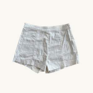 Korta fina vita shorts  Snygga sömmar och dragkedja i sidan   Står 38 i lappen men de är små i storleken. Passar för  strl 34   40kr + frakt eller mötas upp  i Uppsala