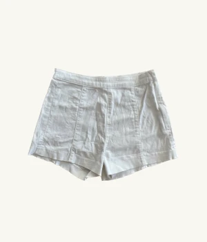 Vita shorts - Korta fina vita shorts  Snygga sömmar och dragkedja i sidan   Står 38 i lappen men de är små i storleken. Passar för  strl 34   40kr + frakt eller mötas upp  i Uppsala