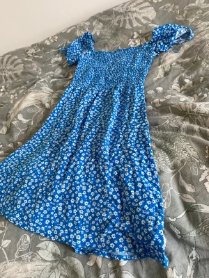 Klänning  - Säljer denna fina klänning i storlek xxs eftersom att kommer inte till användning använd 2 gånger🦋💙