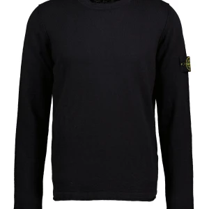 Stone island tröja - Säljer nu min Stone island wool crewneck som jag köpte i NK för 3 år sen. Säljer den eftersom jag haft den länge nu och tröttnat lite. Mycket fräsch tröja som får många komplimanger. Nypris är 2899kr. Priset går att diskutera såklart. Kvitto finns✅