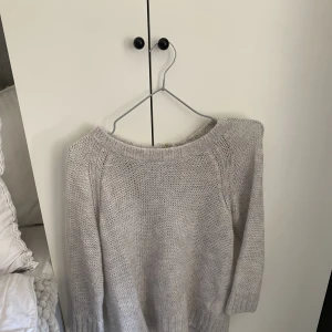 Tröja - Säljer denna snygga stickade trekvartsärmade tröjan. Knappt använd av mig så säljs pga behöver plats i garderoben 