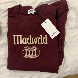 Vinröd oversized tröja  - Aldrig använd med lappar kvar. Från madlady