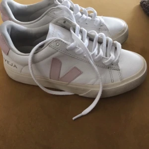 Veja  - Assnygga veja skor i storlek 37. Säljer då de var för små för mig som vanligtvis har 39💕  Priset kan alltid diskuteras🌸 Köparen står för frakten