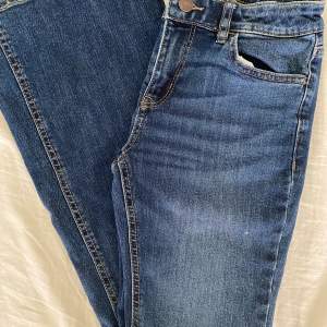 Snygga bootcut/flared jeans från Lindex i storlek 164 tror jag💘 skriv vid intresse eller funderingar💖