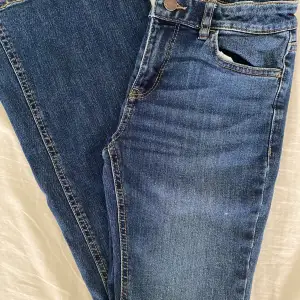 Snygga bootcut/flared jeans från Lindex i storlek 164 tror jag💘 skriv vid intresse eller funderingar💖