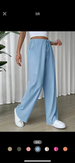 Linnebyxor  - Ljus blåa linnebyxor i bra skick. Aldrig andvända.  Inte see thru och i bomull 