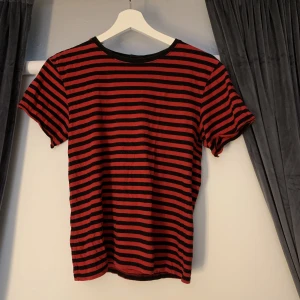 Randig tshirt - En tshirt som en gång varit långärmad men som är omgjort till tshirt. fint skick