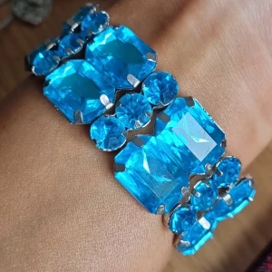 Blått strassarmband elastiskt  - Elastiskt armband med strass 
