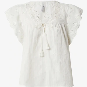 Vit kortärmad Pepe Jeans blus  - Vit/ krämfärgad blus från Pepe Jeans. Nästan oanvänd och i storlek xs men passar mig som är en s! Nypris ca 800kr💖