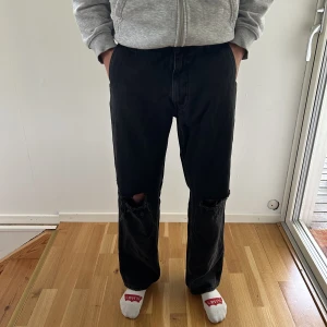 Bershka jeans - Bershka jeans säljs då dom inte kommer till användning. Sköna vardags jeans med varsitt hål vid knäna!